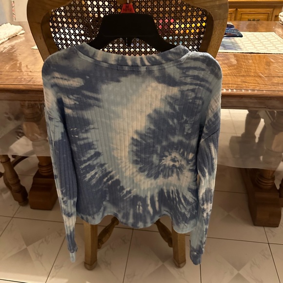 Junior size xs shirt. - Picture 2 of 2